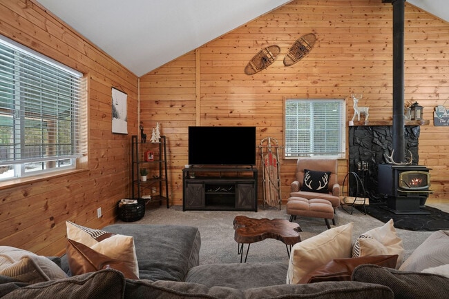 Building Photo - 16051 Amber Ln