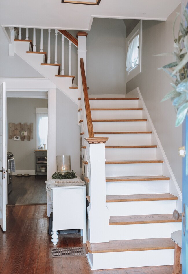 Foyer Staircase - 567 Delta Ave