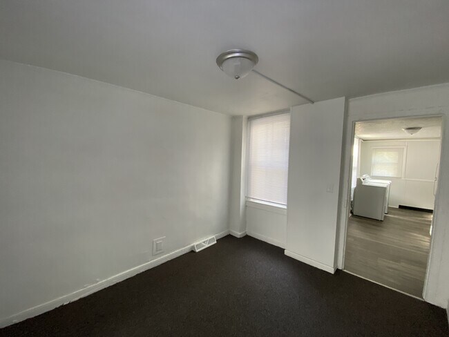 Building Photo - 152 N Newberry St