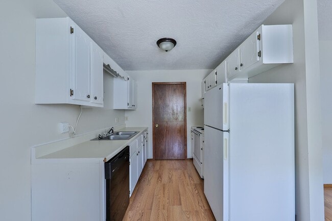 Building Photo - Charming Duplex in Heart of Dresden!