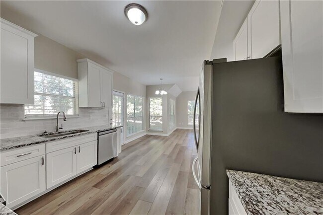 Building Photo - 5855 Shadewater Dr