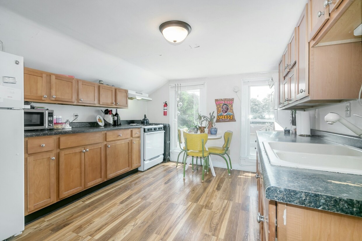 Primary Photo - 1305 E Dayton St