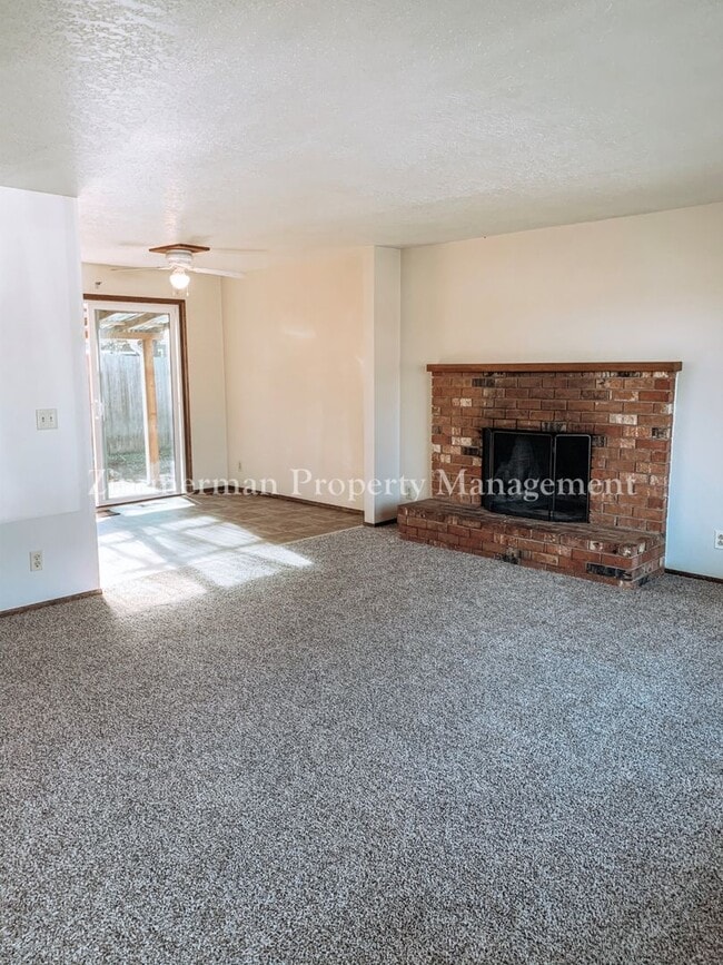 Building Photo - 1375 E Pennoyer Ave