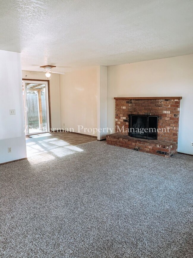 Foto del edificio - 1375 E Pennoyer Ave