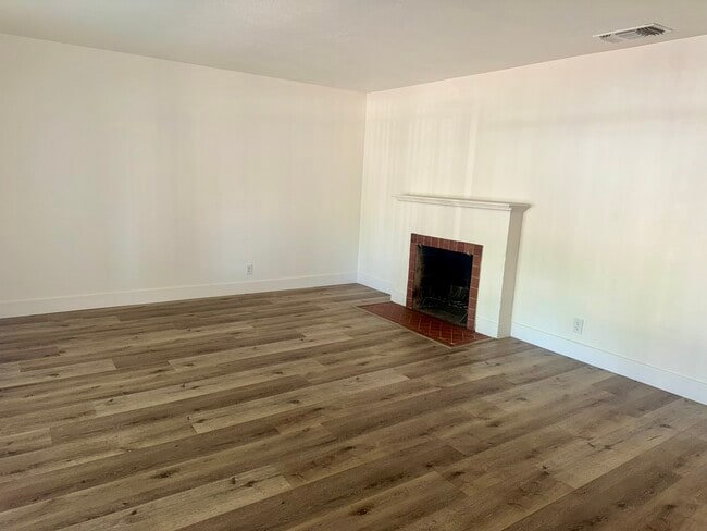 Foto del edificio - 3874 Arden Dr S