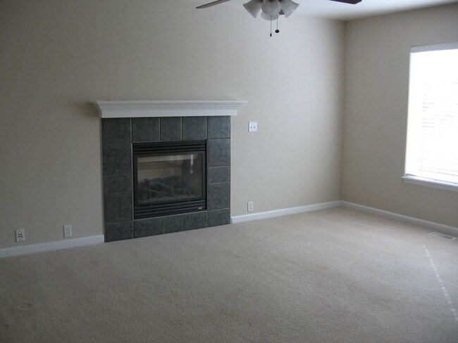 Building Photo - BRIGHT AND BEAUTIFUL 2 STORY HOME