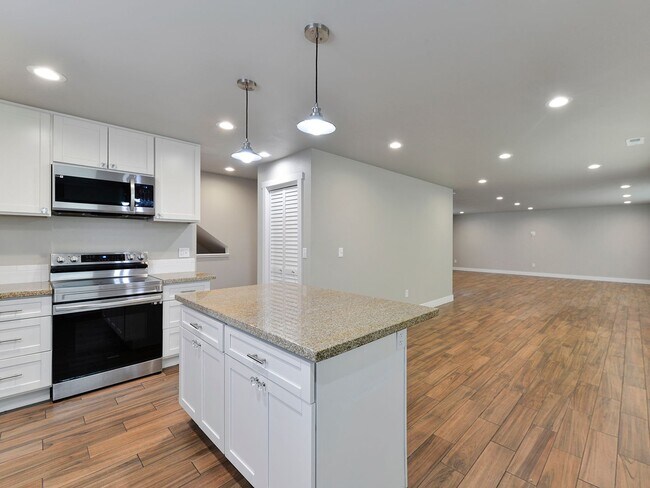 Foto del edificio - Spectacular 4 Bed/2.5 Bath with 2 Car Gara...