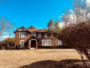 Building Photo - 2481 E Cloverdale Prk