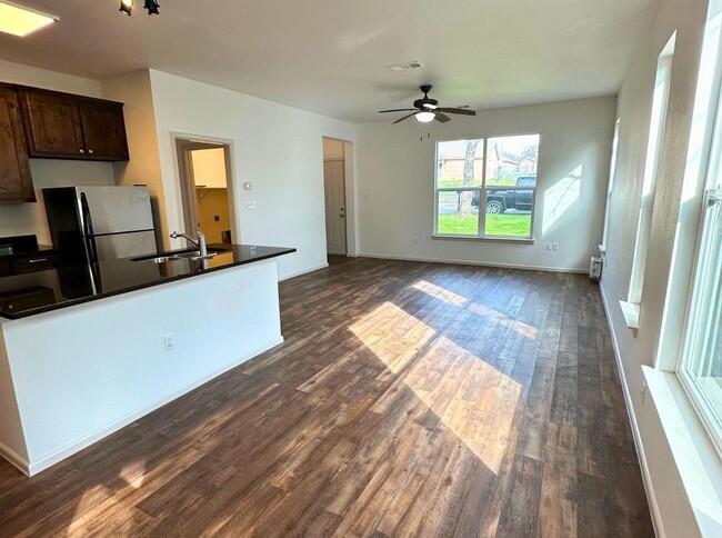 Foto del edificio - Charming 3 Bed 2 Bath Home - Fenced Backyard!
