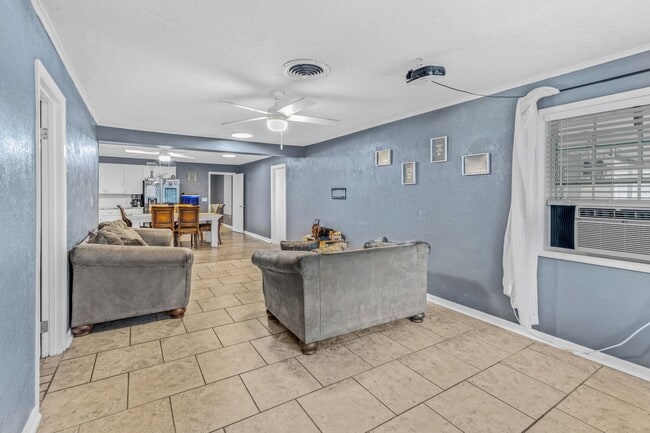 Foto del edificio - 1325 E Burton St