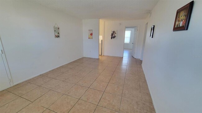 Foto del edificio - 826 Sky Lake Cir