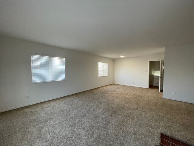 Foto del edificio - SPACIOUS AND BEAUTIFUL 2BD/1BA AVAILABLE F...