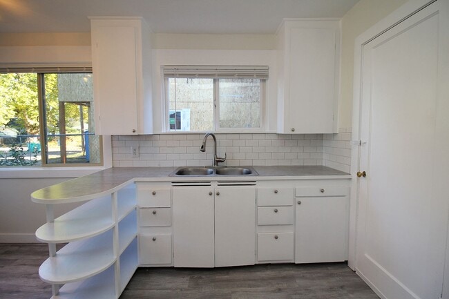 Building Photo - 4756-4760 N Vanderbilt St