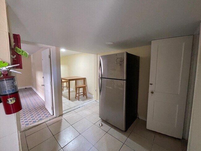 Foto del edificio - 7247 Charles St