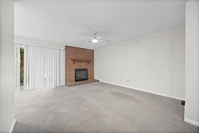 Foto del edificio - Light and bright 2-primary suite, 2-bath condo in Firethorne of Charlotte.