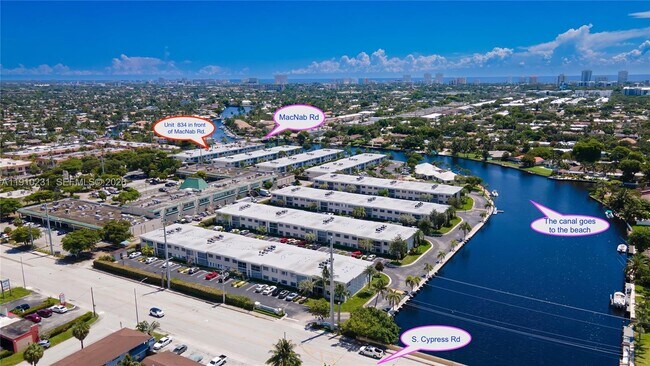 Foto del edificio - 180 Cypress Club Dr