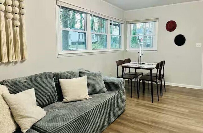 Foto del edificio - 3132 Forrest Hills Dr SW