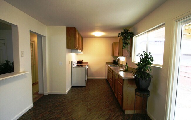 Building Photo - Bright and Airy Ranch home