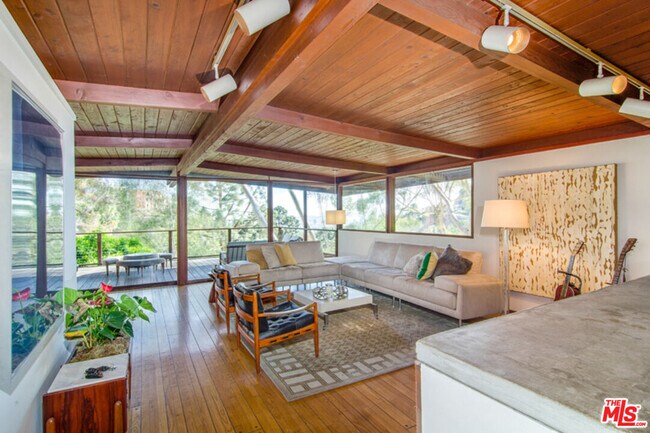 Foto del edificio - 8030 Highland Trail