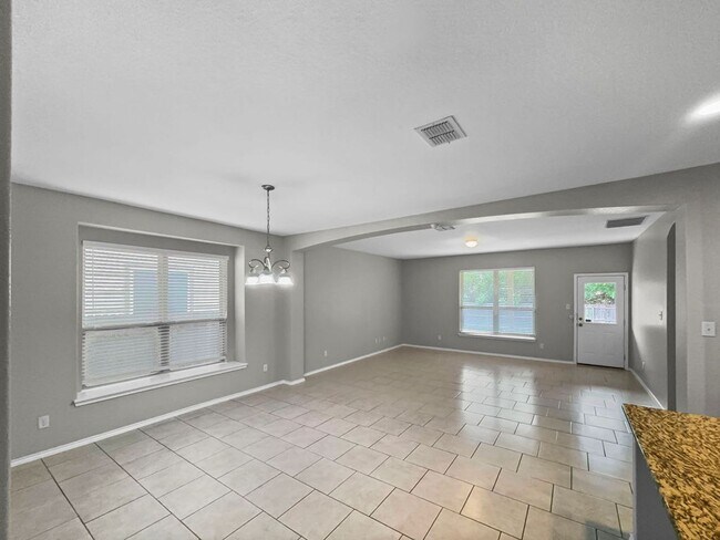 Building Photo - "Charming and Spacious Family Home"