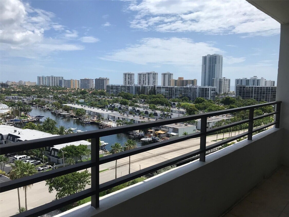 Foto del edificio - 2500 Parkview Dr