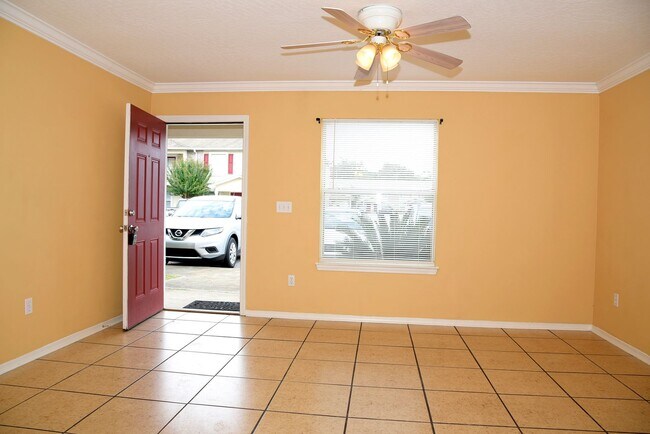 Building Photo - 2 Bedroom Townhouse in Great Location!