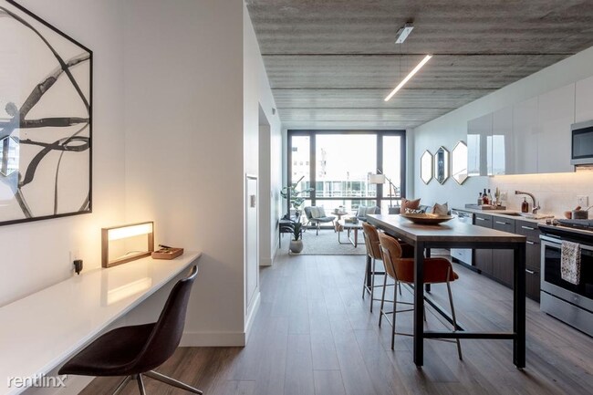 Foto del edificio - Studio, 1 bath  - 1640 W Division St Apt 1408