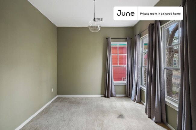Building Photo - Room in Shared 5 bed/2.5 bath home