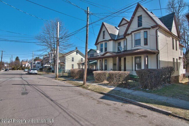 Foto del edificio - 1418 Capouse Ave