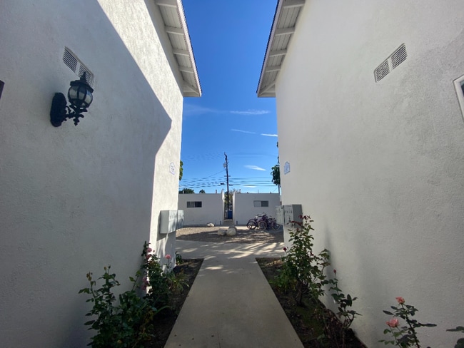 Building Photo - 1234 S Loara St