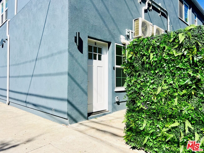 Foto del edificio - 938 W Glenoaks Blvd