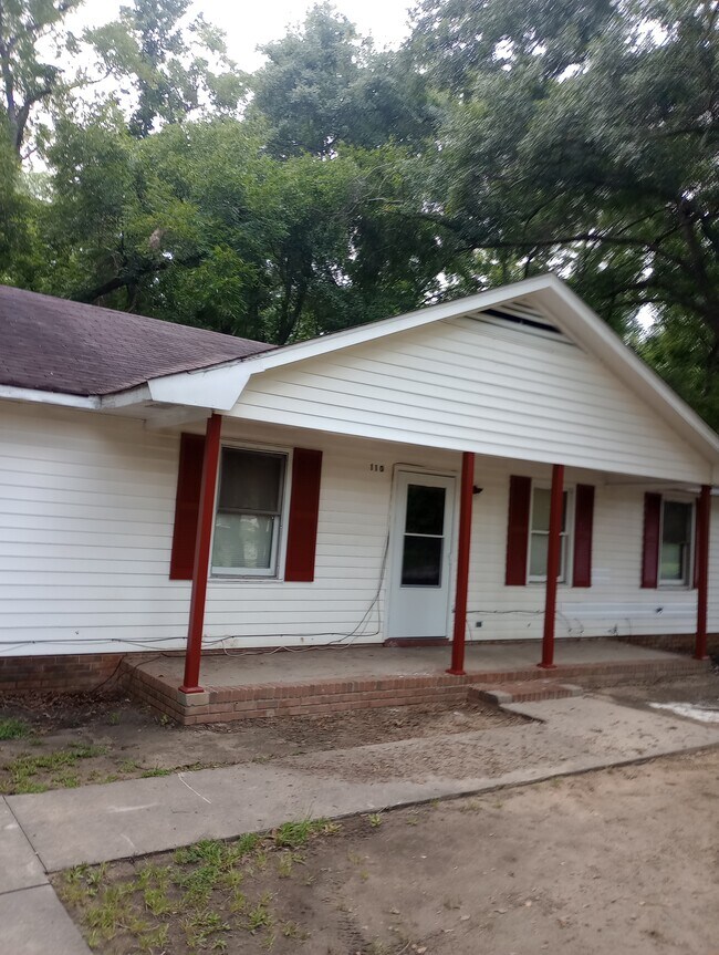Building Photo - 110 Lilly St
