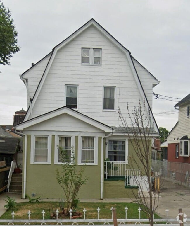 Building Photo - 196-24 90th Ave