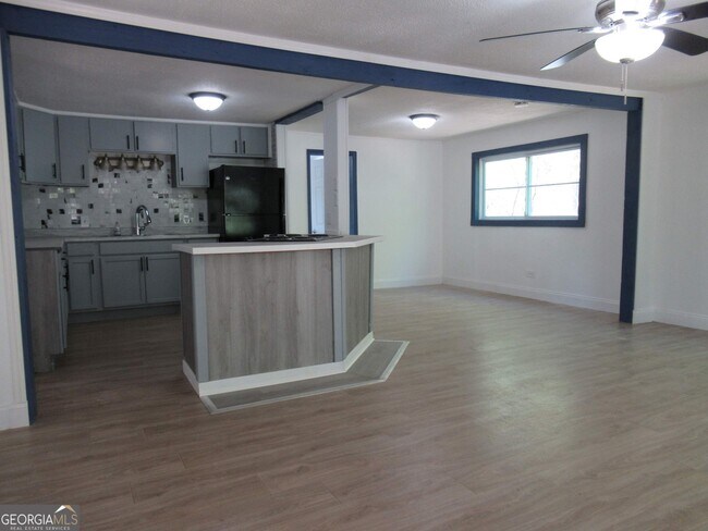Foto del edificio - 229 Fox Mountain Rd