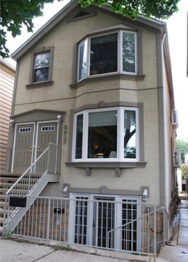 Building Photo - 2417 N Greenview Ave