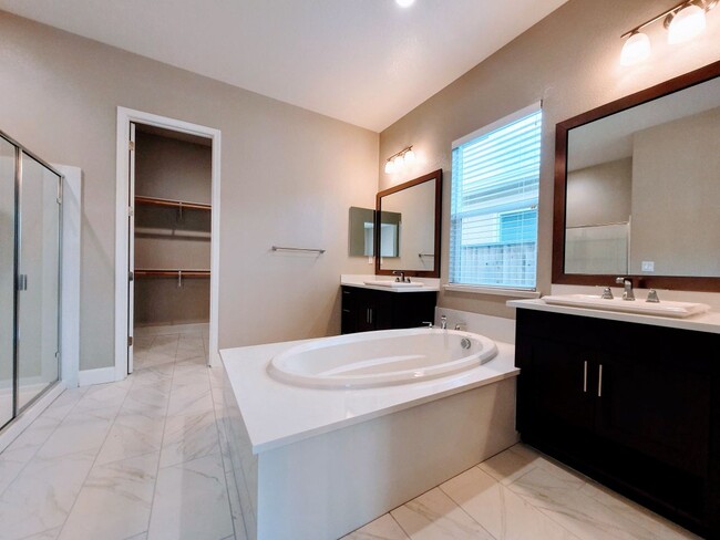 Building Photo - 7142 Lakehead Way