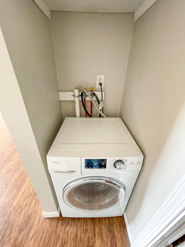 Building Photo - Close to Everything