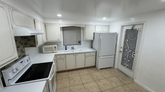 Building Photo - 300 S Luna Ct