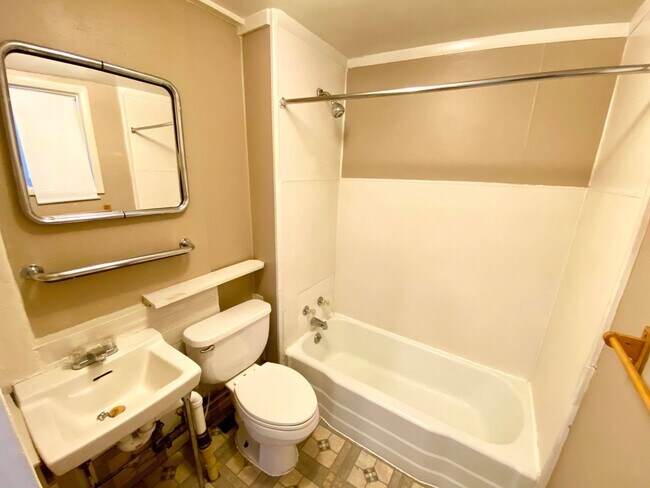 Building Photo - 2 Bedroom Townhome in Butcher's Hill