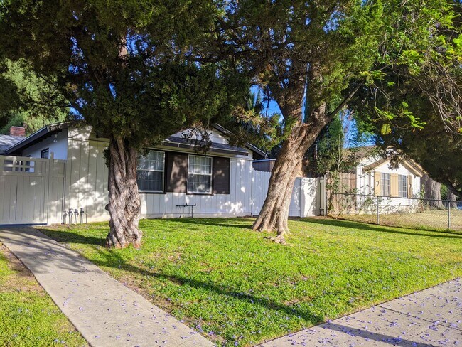 Foto del edificio - Fallbrook 7945-7947