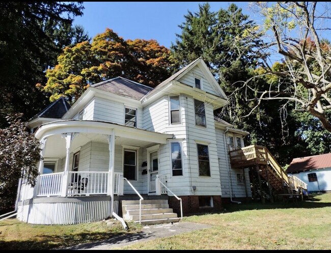 Building Photo - 502 Main St