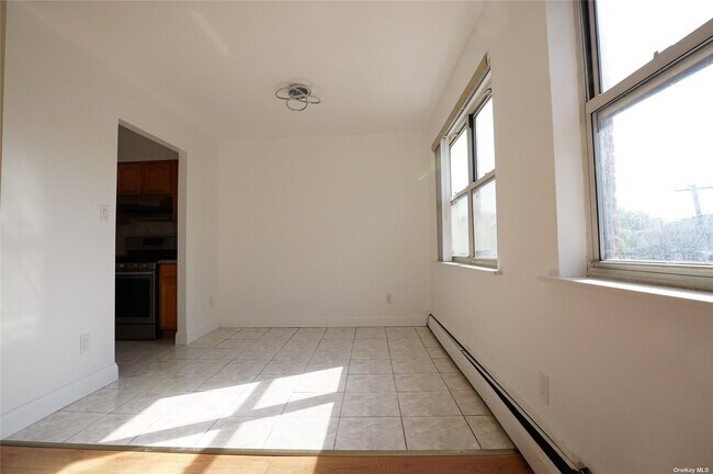 Foto del edificio - 61-43-61170 170th St