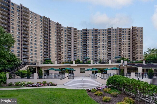 Building Photo - 307 Yoakum Pkwy