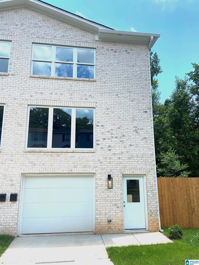 Building Photo - 1717 13th Ct S
