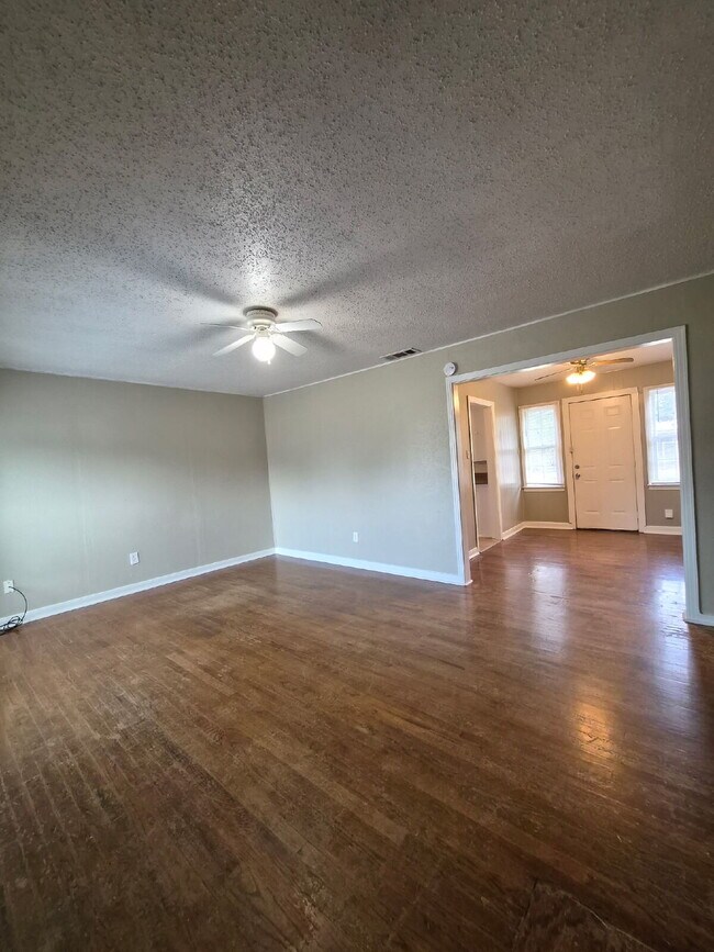 Foto del edificio - Pre-Leasing for Summer/Fall 2026 - Flooring Updates in Kitchen/Bathrooms, along with Updated Coun...