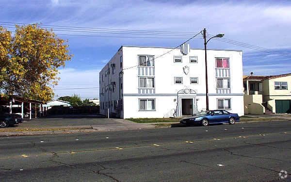 Foto del edificio - 460 W 10th St