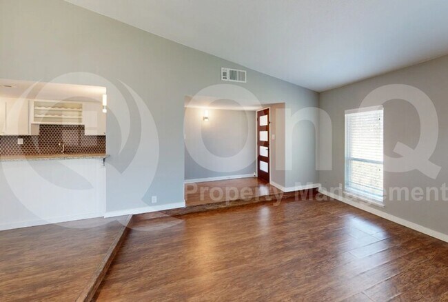 Foto del edificio - 3014 Tres Logos Ln