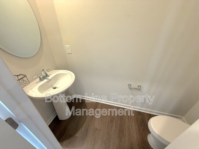 Foto del edificio - 15708 Country House St