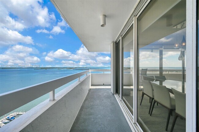 Foto del edificio - 1627 Brickell Ave