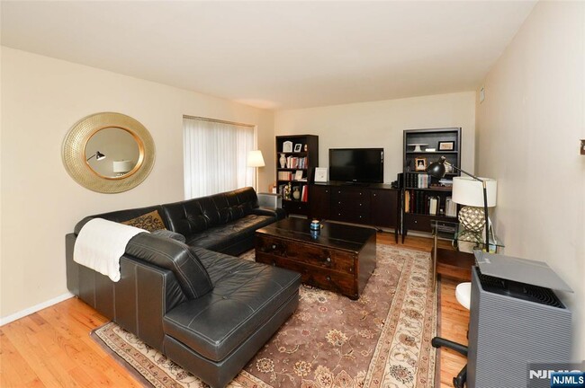 Foto del edificio - 102 Holiday Ln